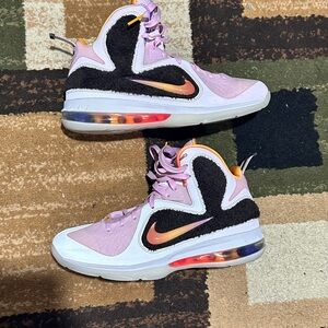Lebron 9 King of LA 2022
Size 9
Used 3 times only in indoor gym